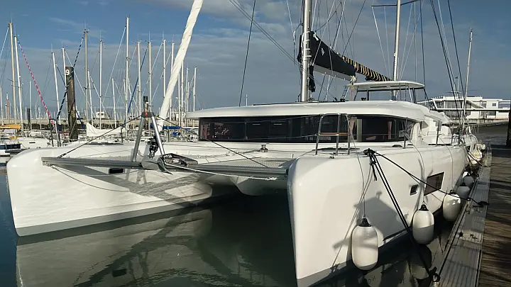 Lagoon 42 (AC, Gen, Watermaker) - 