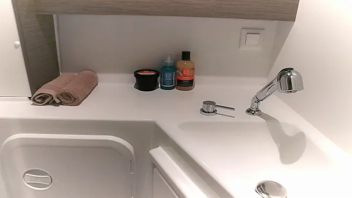 Lagoon 42 (AC, Gen, Watermaker) - 